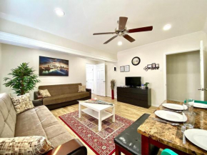 10 min to the beach! Perfect for a family or friend group, Self Check-in & Recently Renovated apts